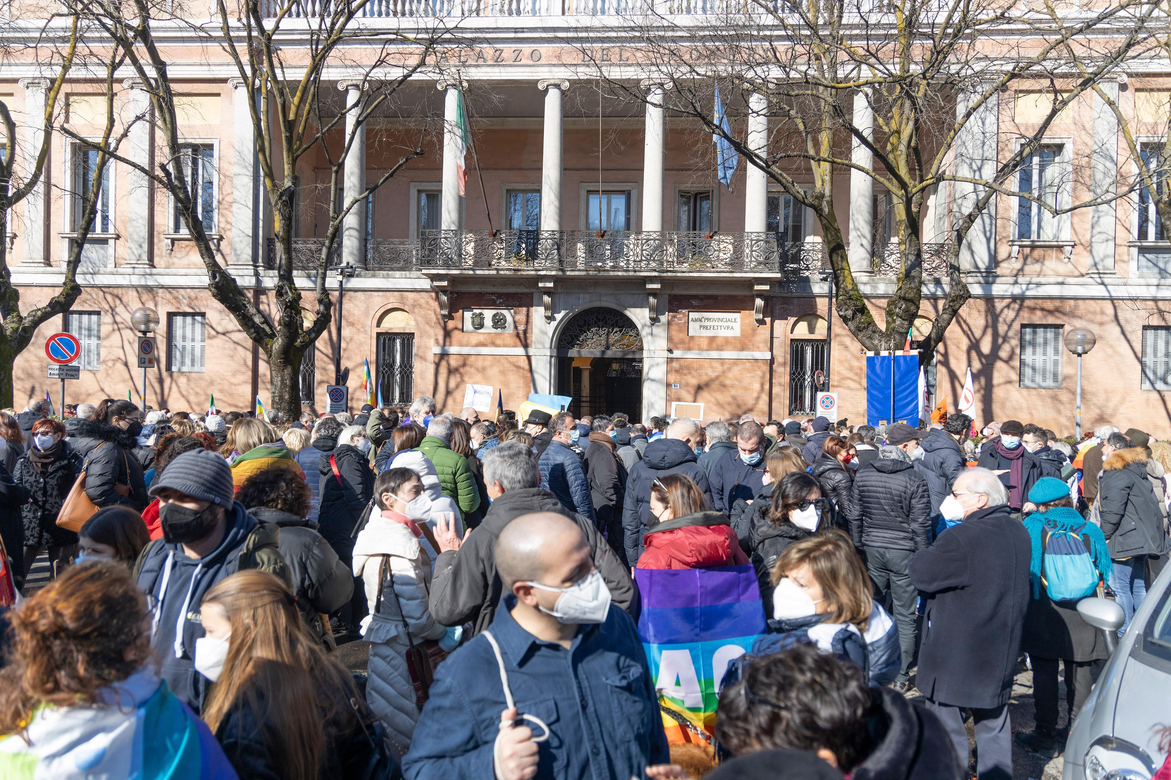 Guerra in Ucraina. Centinaia al Tam Tam della Pace davanti alla Prefettura di Modena  «Non siamo più schiavi»