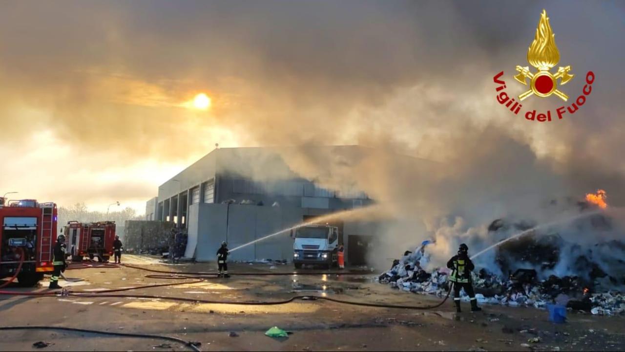 Novellara, grosso incendio di rifiuti nel centro raccolta Sabar. Verifiche sulle ricadute ambientali