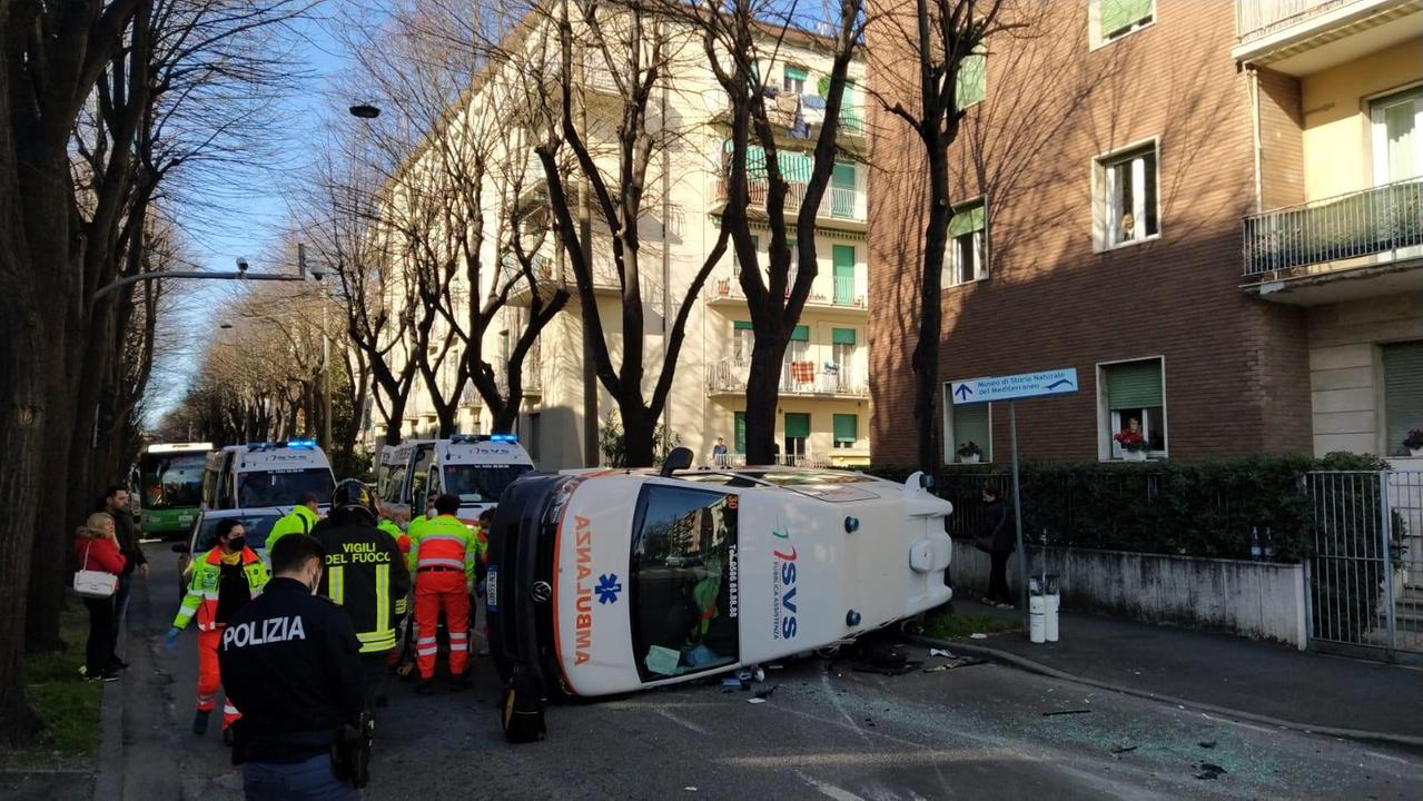 Paura in viale Mameli, ambulanza si ribalta dopo lo scontro con un'auto: due feriti - Video