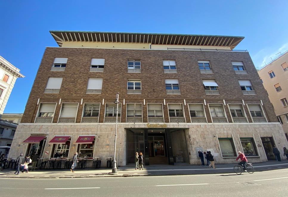 Il palazzo al centro della compravendita