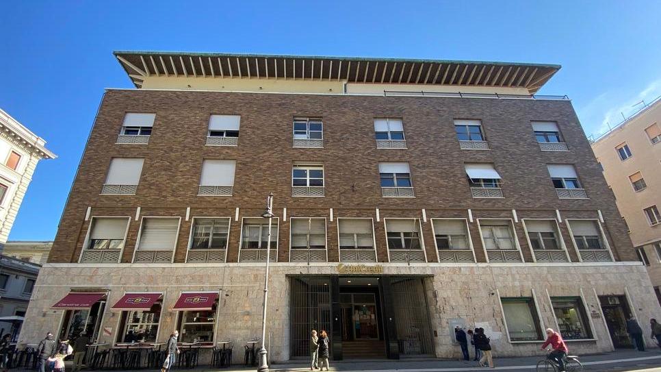 Il palazzo al centro della compravendita