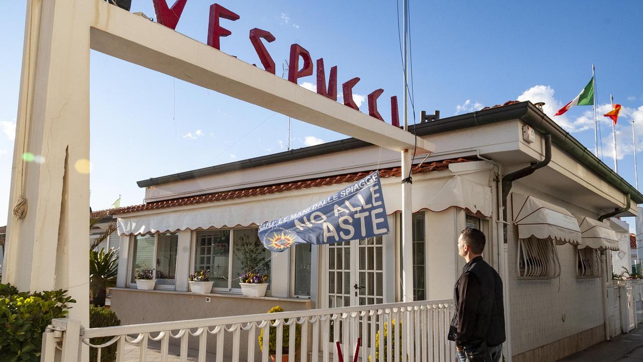 Bandiera per il “No alle aste” nello stabilimento balneare Vespucci sulla Passeggiata viareggina (Paglianti)