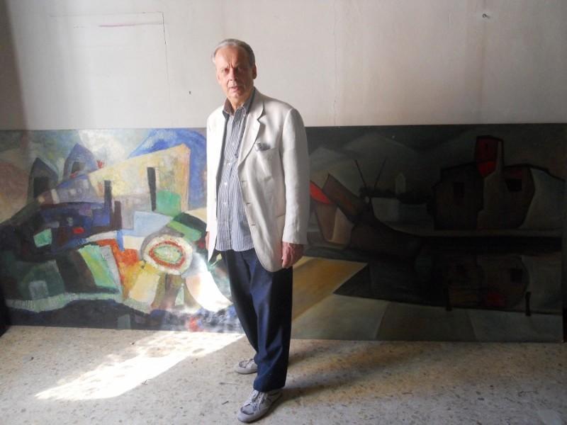 Gaetano Giani Luporini davanti a un suo quadro
