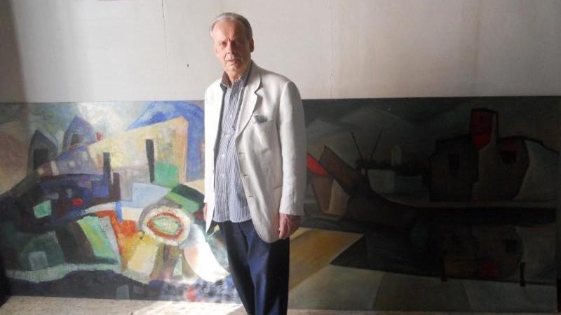 Gaetano Giani Luporini davanti a un suo quadro