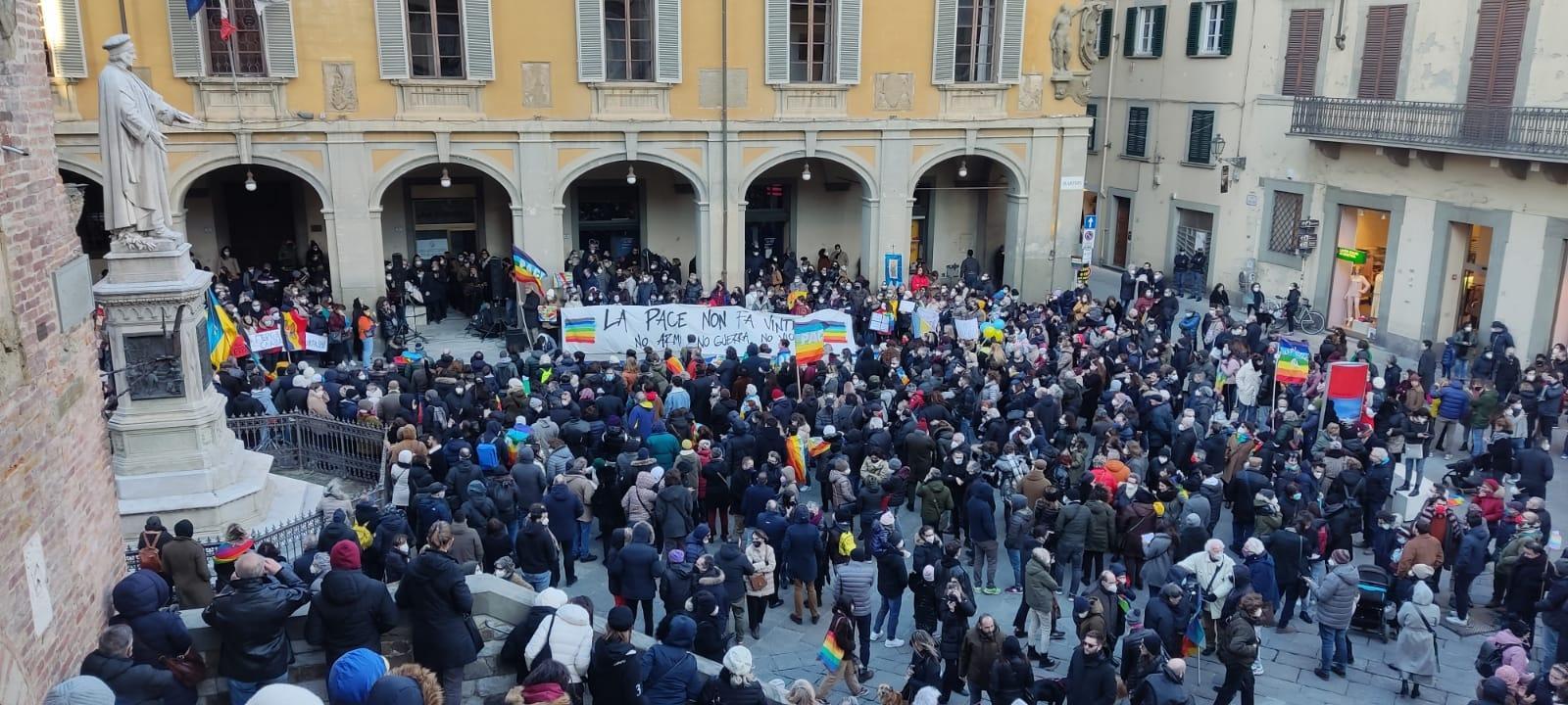La manifestazione in piazza del Comune