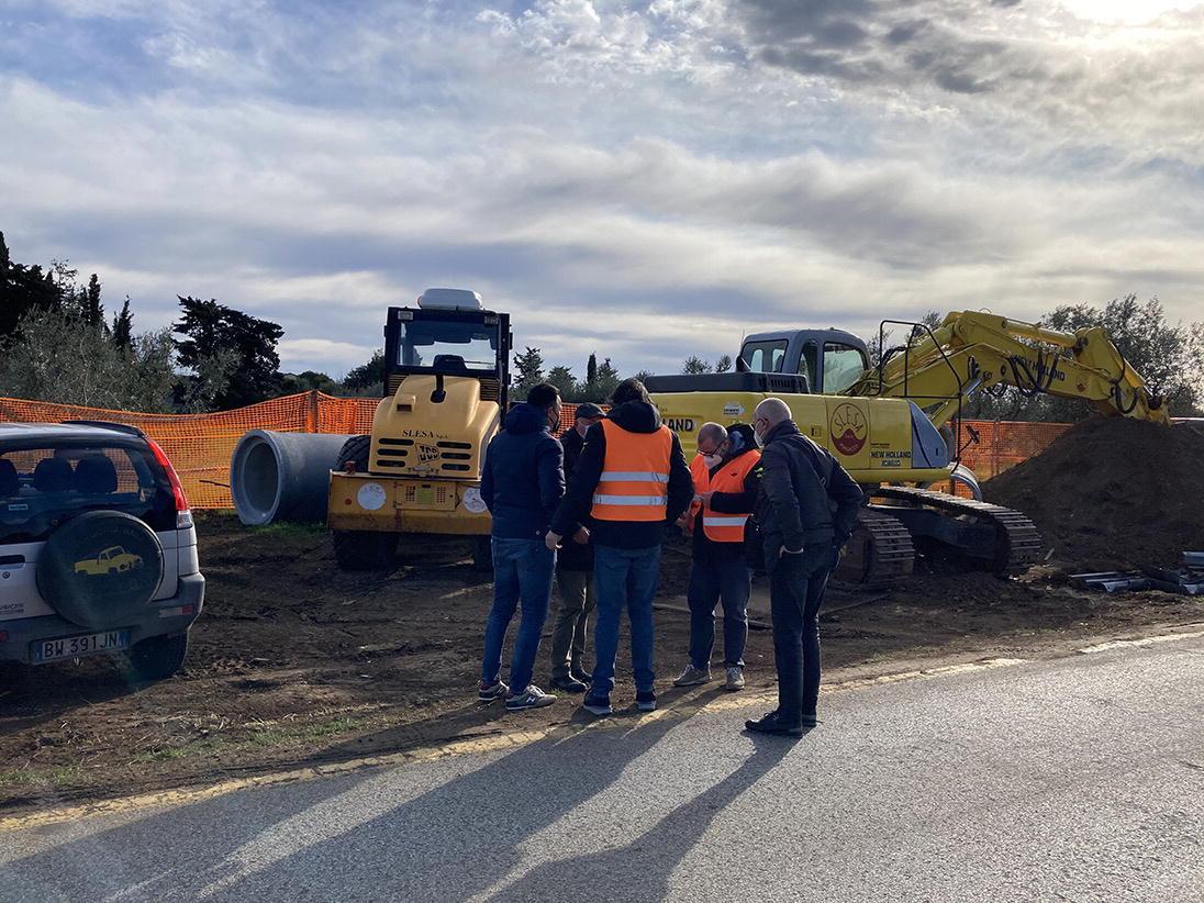 Il sopralluogo dei tecnici ieri mattina, sabato (foto Falorni/Silvi)