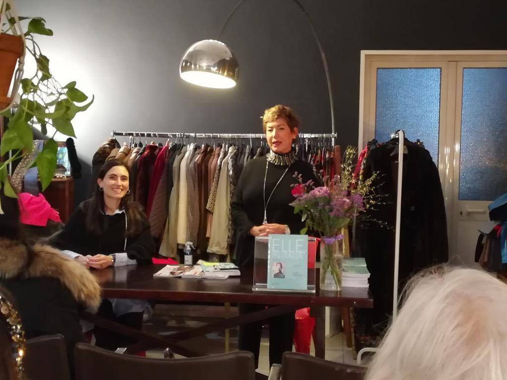 Da sinistra: Maura Madeddu e la sua ex insegnante di Francese all'Università di Cagliari, Virginie Comas-Leone, alla presentazione del libro a Cagliari nel dicembre 2021