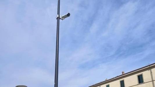 La telecamera installata in piazza della Stazione a Donoratico