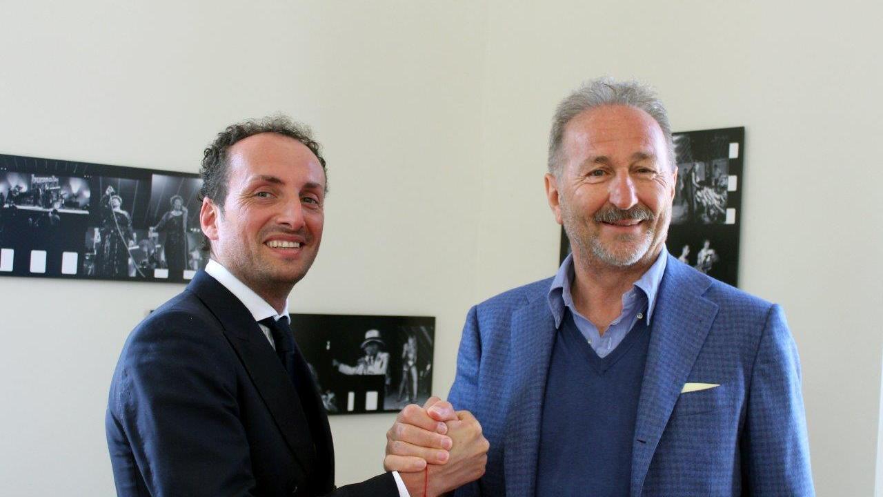 “La prima estate” scalda la Versilia, ma il sindaco Del Dotto attacca Enrico Rossi: «Per colpa sua persi tre anni»