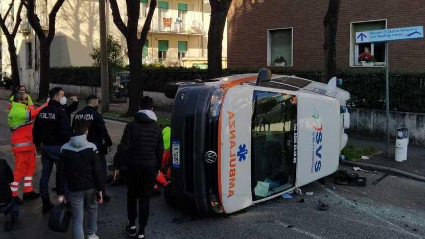 Ambulanza ribaltata dopo l’urto con l’auto, il racconto dell'autista: «Ho sentito un botto, poi eravamo a terra»