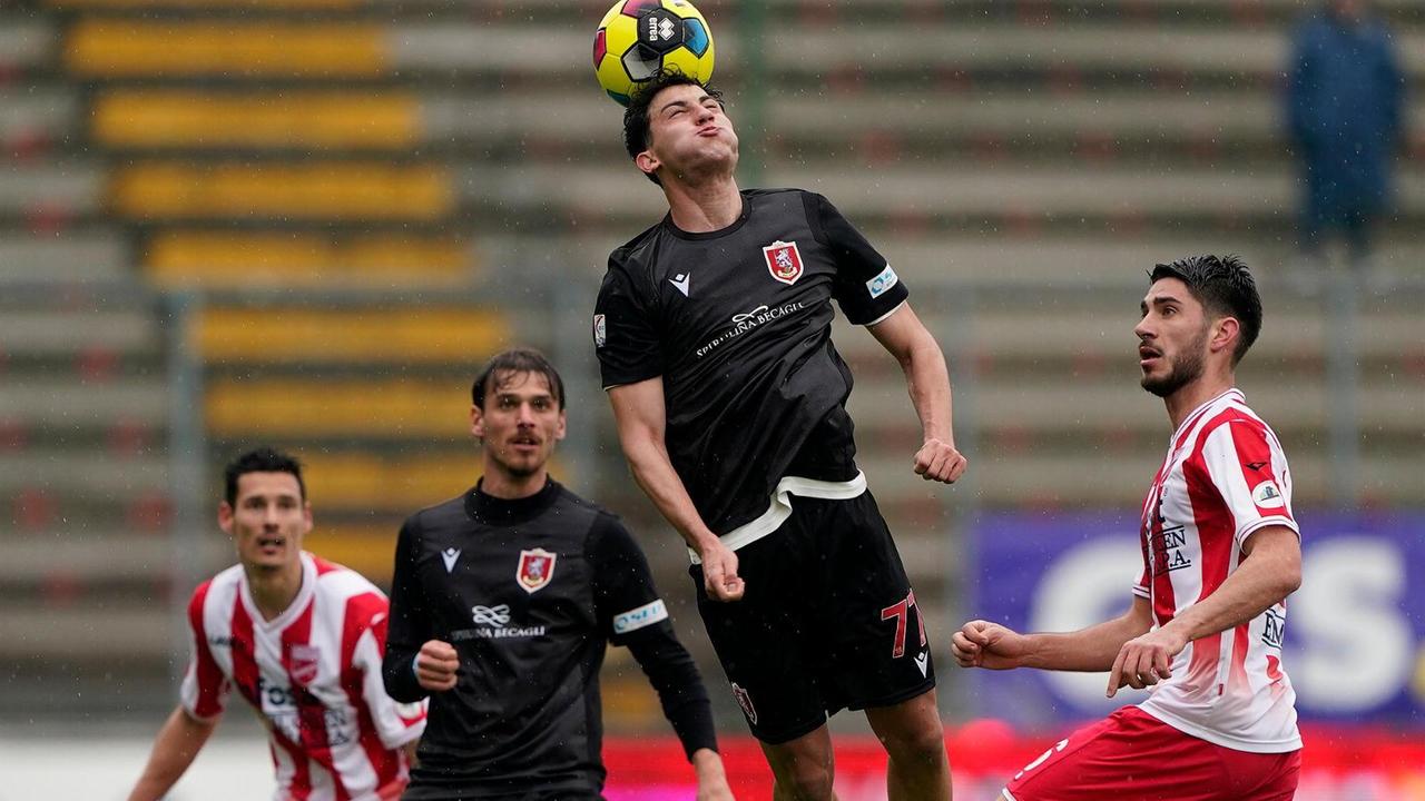 Il Grosseto lotta in casa del Teramo, ma non riesce a evitare la sconfitta (Foto Teramo Calcio)