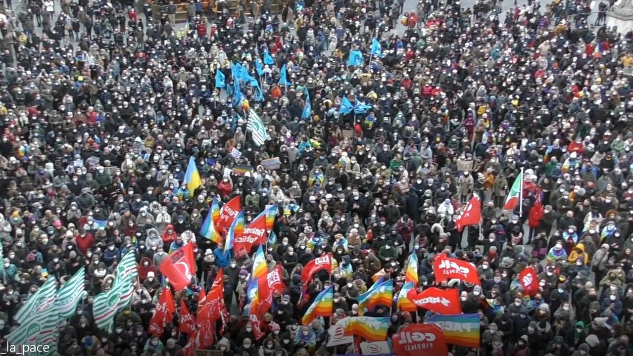 La manifestazione contro la guerra che si è svolta in piazza a Firenze domenica 27 febbraio