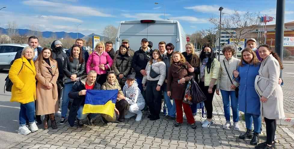 Il furgone di Enrico Castellani con gli aiuti in partenza da Pisa verso l'Ucraina
