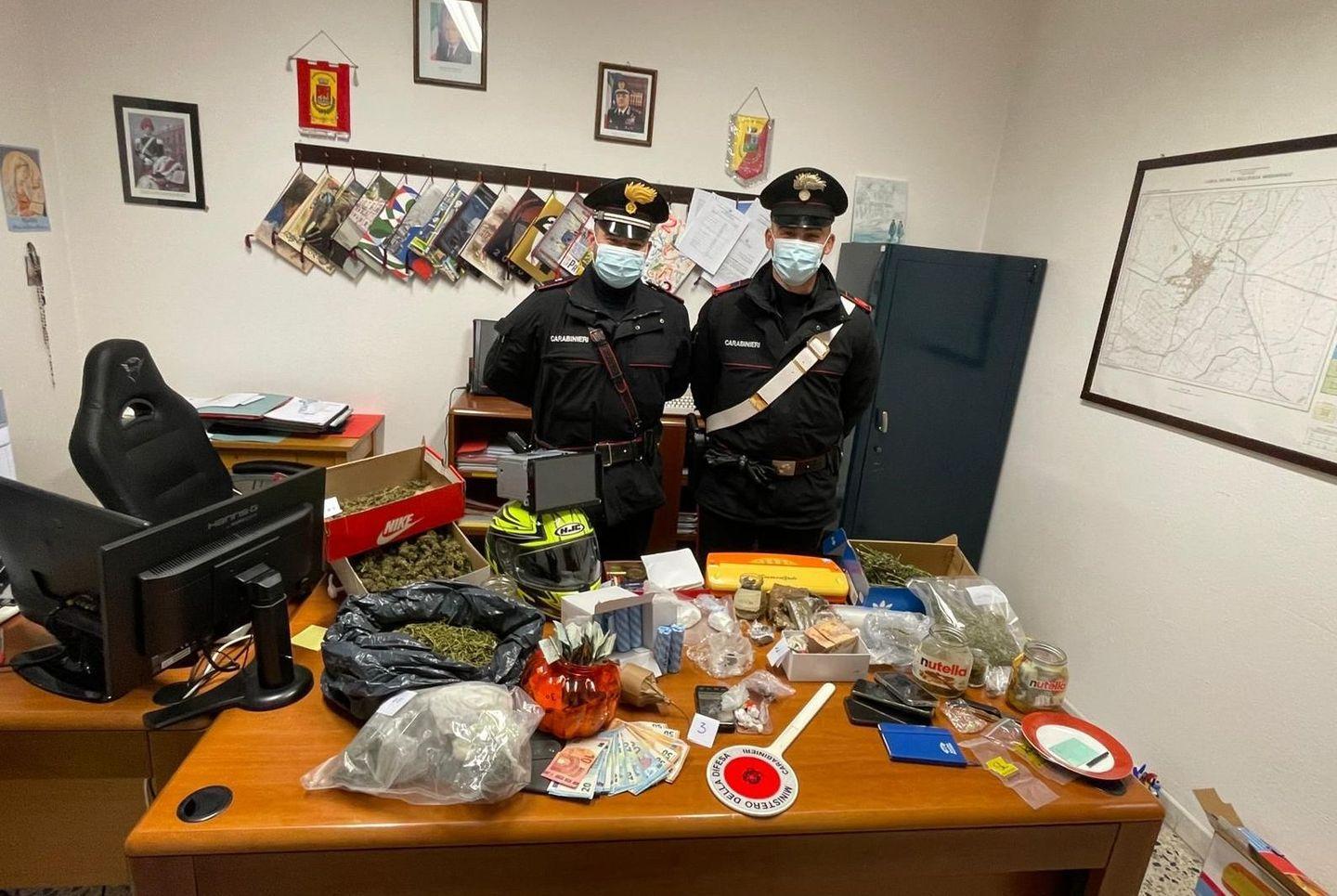 Cercano refurtiva, trovano droga: doppio arresto dei carabinieri