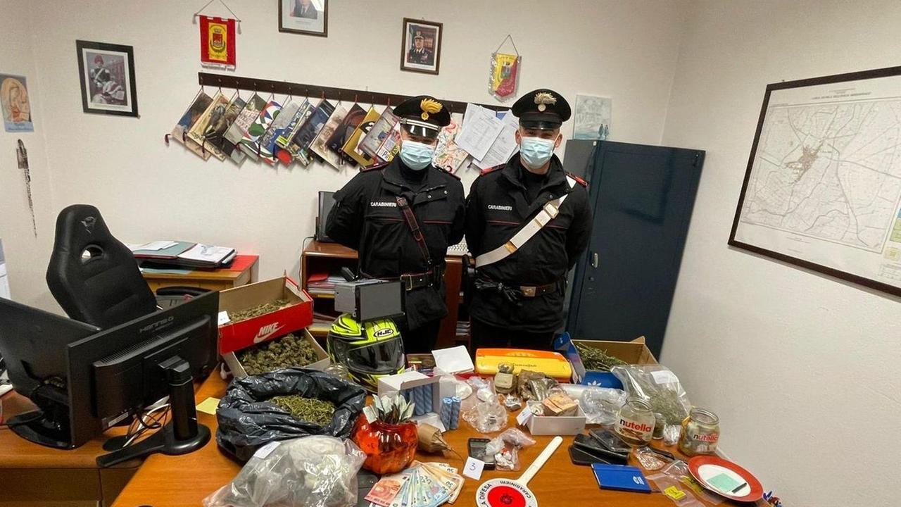 Cercano refurtiva, trovano droga: doppio arresto dei carabinieri