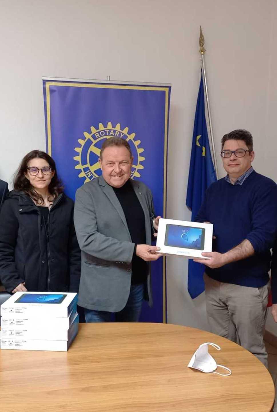 Il Rotary dona cinque tablet per gli alunni