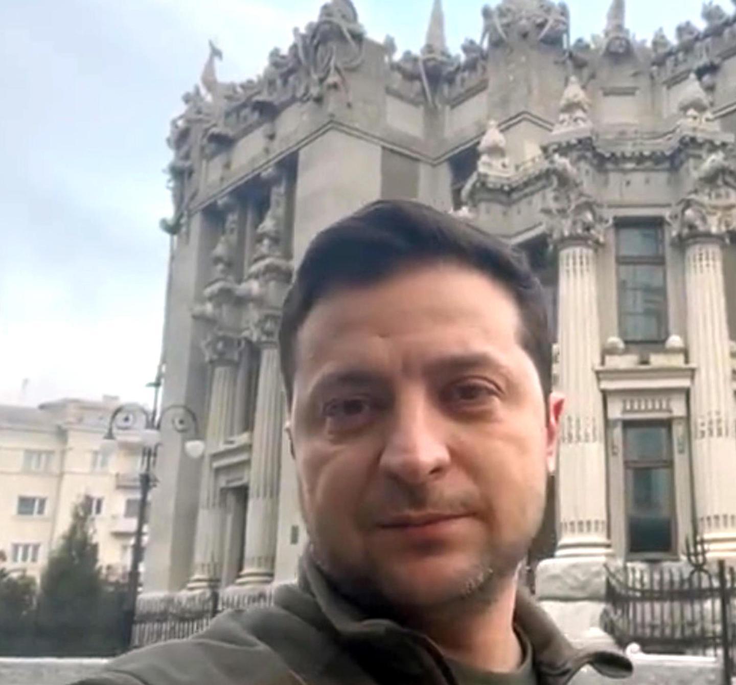 La resistenza di Zelensky: «Non scappo, sono ancora qui»