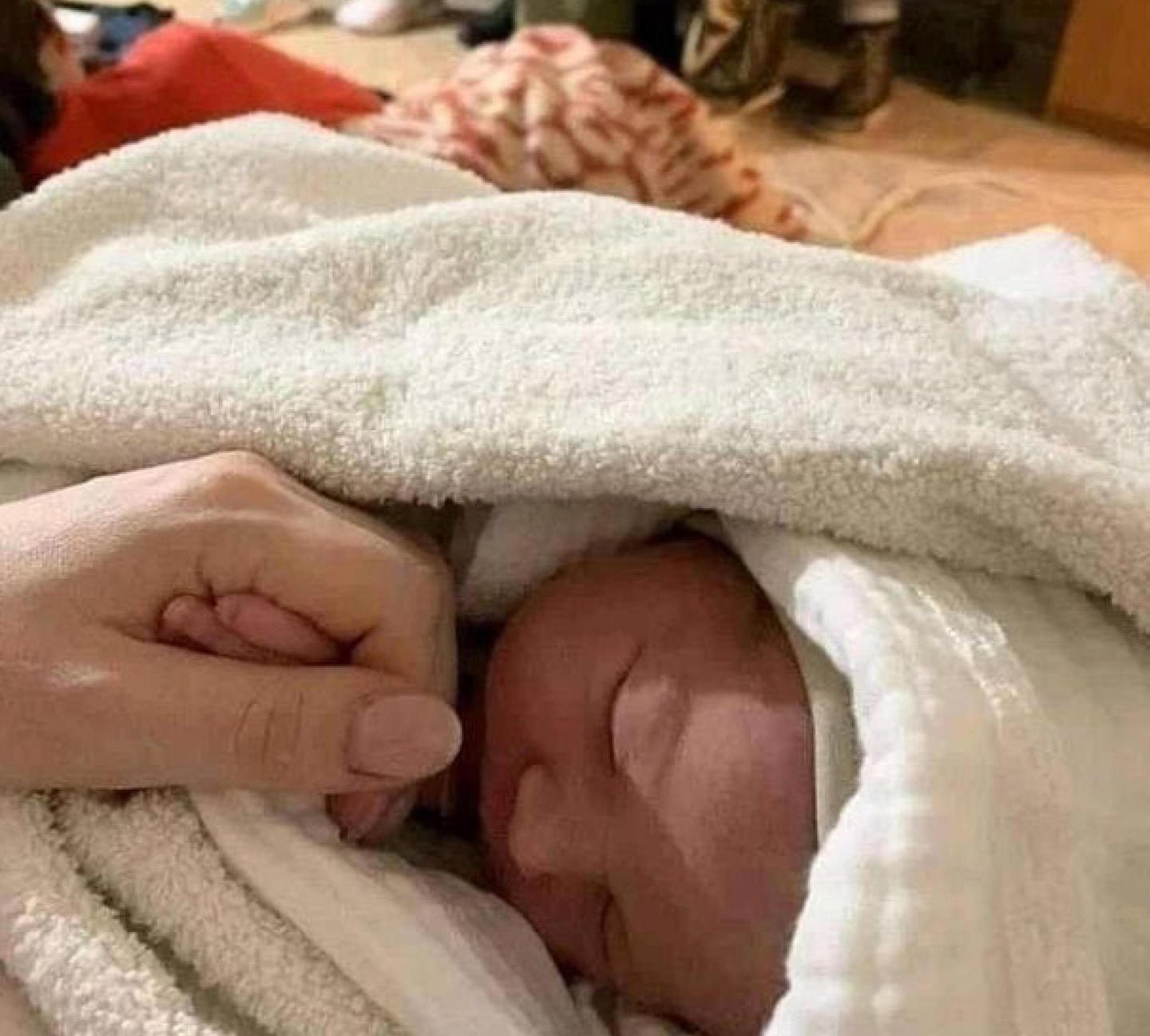 Mia, la bimba nata nei sotterranei 