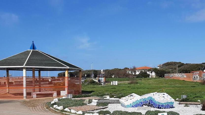La struttura comunale recintata in attesa di lavori e il monumento dedicato a Christian Bartoli