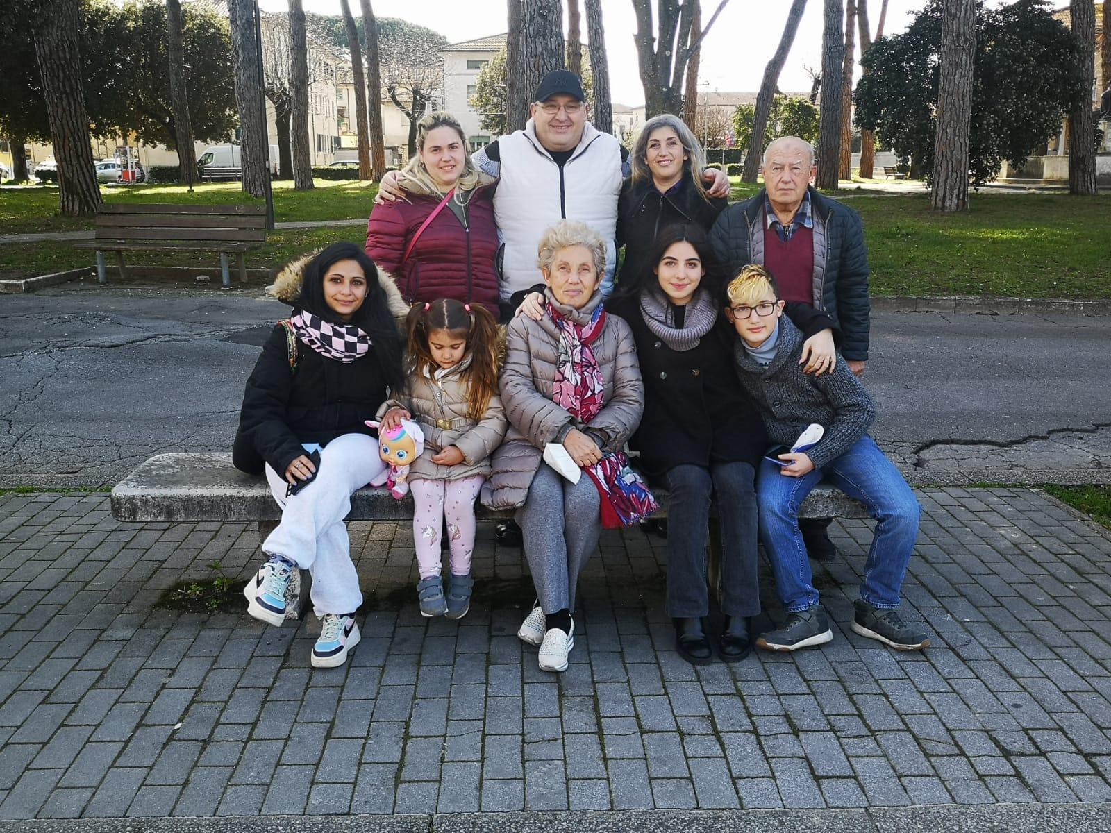 In piedi da sinistra i due soccorritori Alessia Volpi, Saverio Bellino, Eleonora Falleri con il padre Renato Falleri. Seduti Valentina Curtis con la figlia Gioia, Fiorella Vanni accanto ai suoi nipoti Alyssa ed Enrico