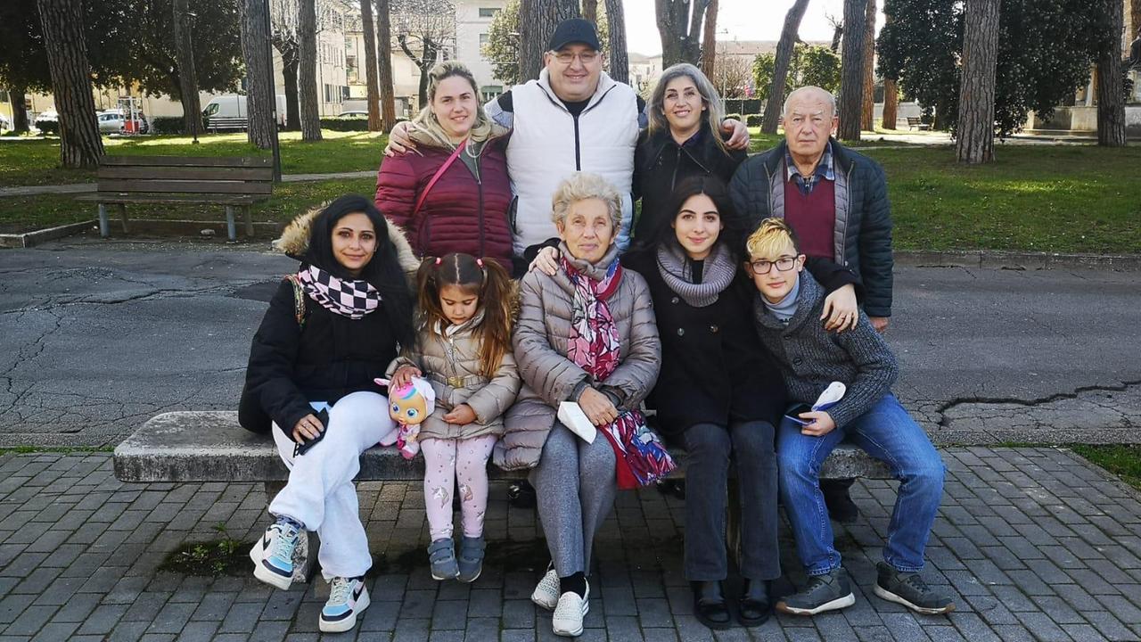 In piedi da sinistra i due soccorritori Alessia Volpi, Saverio Bellino, Eleonora Falleri con il padre Renato Falleri. Seduti Valentina Curtis con la figlia Gioia, Fiorella Vanni accanto ai suoi nipoti Alyssa ed Enrico