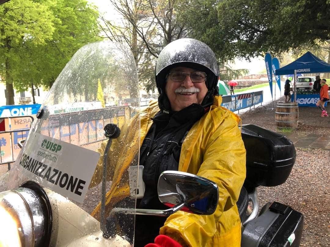Giuseppe Del Sarto al seguito di una corsa ciclistica