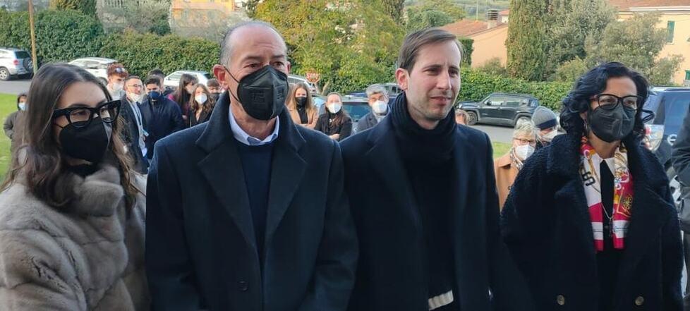 Don Marco Paoli celebra la prima messa citando la Costituzione