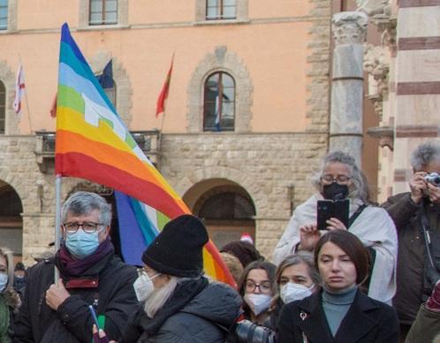 Alcuni manifestanti per la pace in Ucraina in piazza a Grosseto sabato 26 febbraio (foto Agenzia Bf)