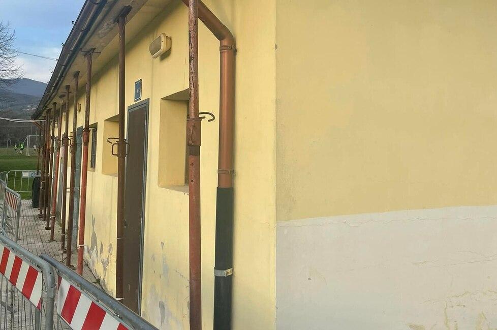 Le transenne che sostengono il tetto della palazzina dell’impianto sportivo di via Sant’Alessio