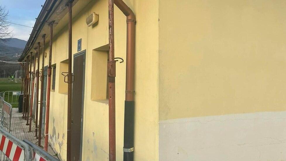 Le transenne che sostengono il tetto della palazzina dell’impianto sportivo di via Sant’Alessio
