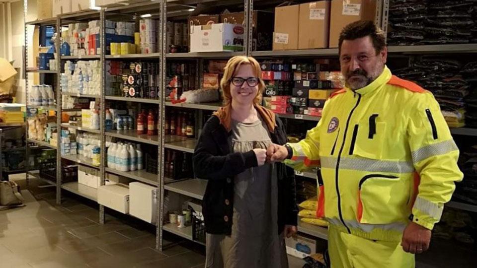 Ivano Lucchesi nel magazzino del centro alimentare solidale inaugurato di recente a Massa Cozzile