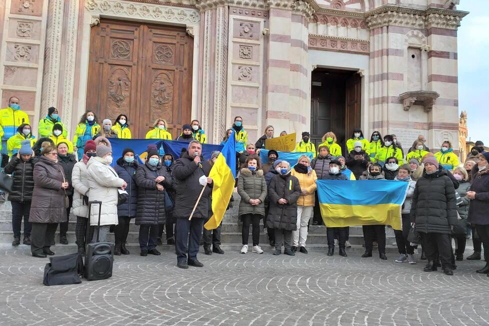 La comunità ucraina sul sagrato del duomo di Grosseto con la Misericordia