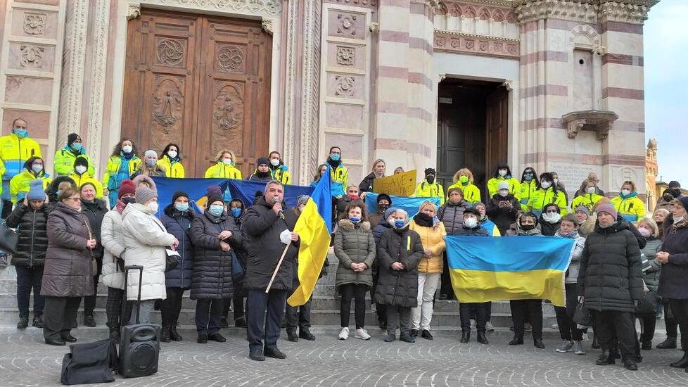 La comunità ucraina sul sagrato del duomo di Grosseto con la Misericordia