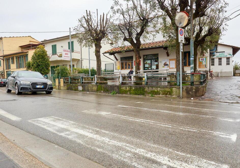 Un tratto della via principale del paese, davanti al circolo ricreativo