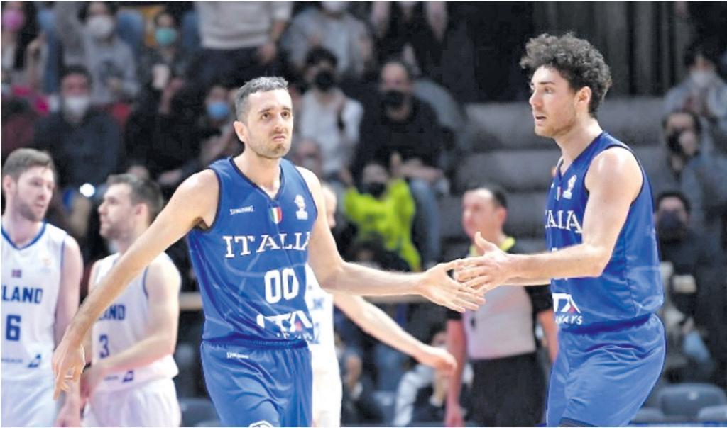 Amedeo Della Valle e Alessandro Pajola durante la gara contro l'Islanda a Bologna