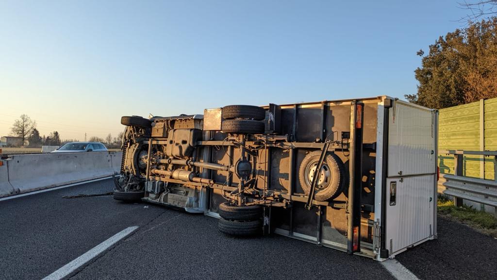 Scontro tra camion in autostrada: A13 bloccata all'alba