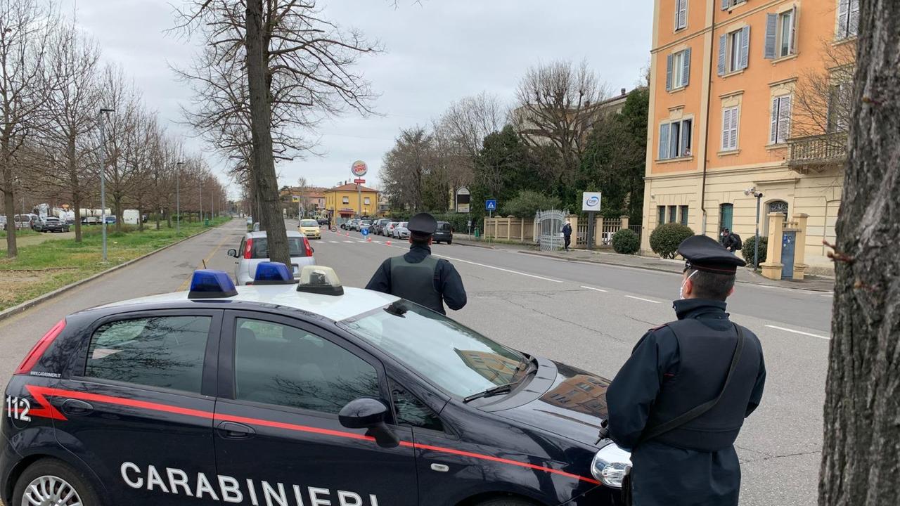 Modena. Non vuole essere controllato: scaglia la bicicletta contro l'auto dei carabinieri