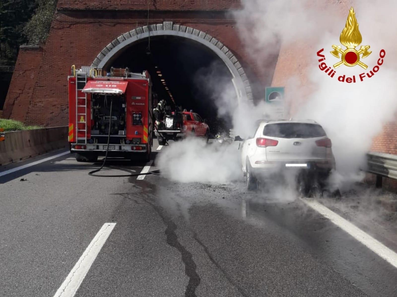 Auto in fiamme sull'autostrada all'imbocco della galleria di Serravalle