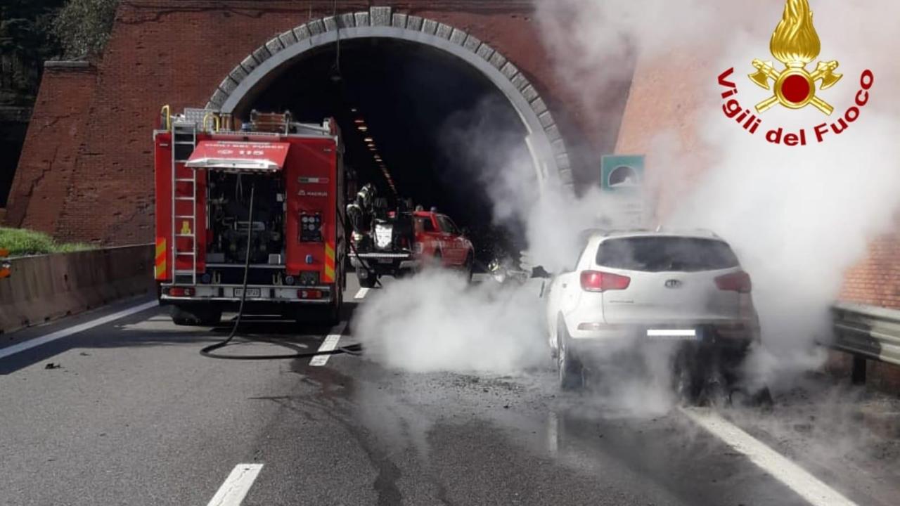 Auto in fiamme sull'autostrada all'imbocco della galleria di Serravalle