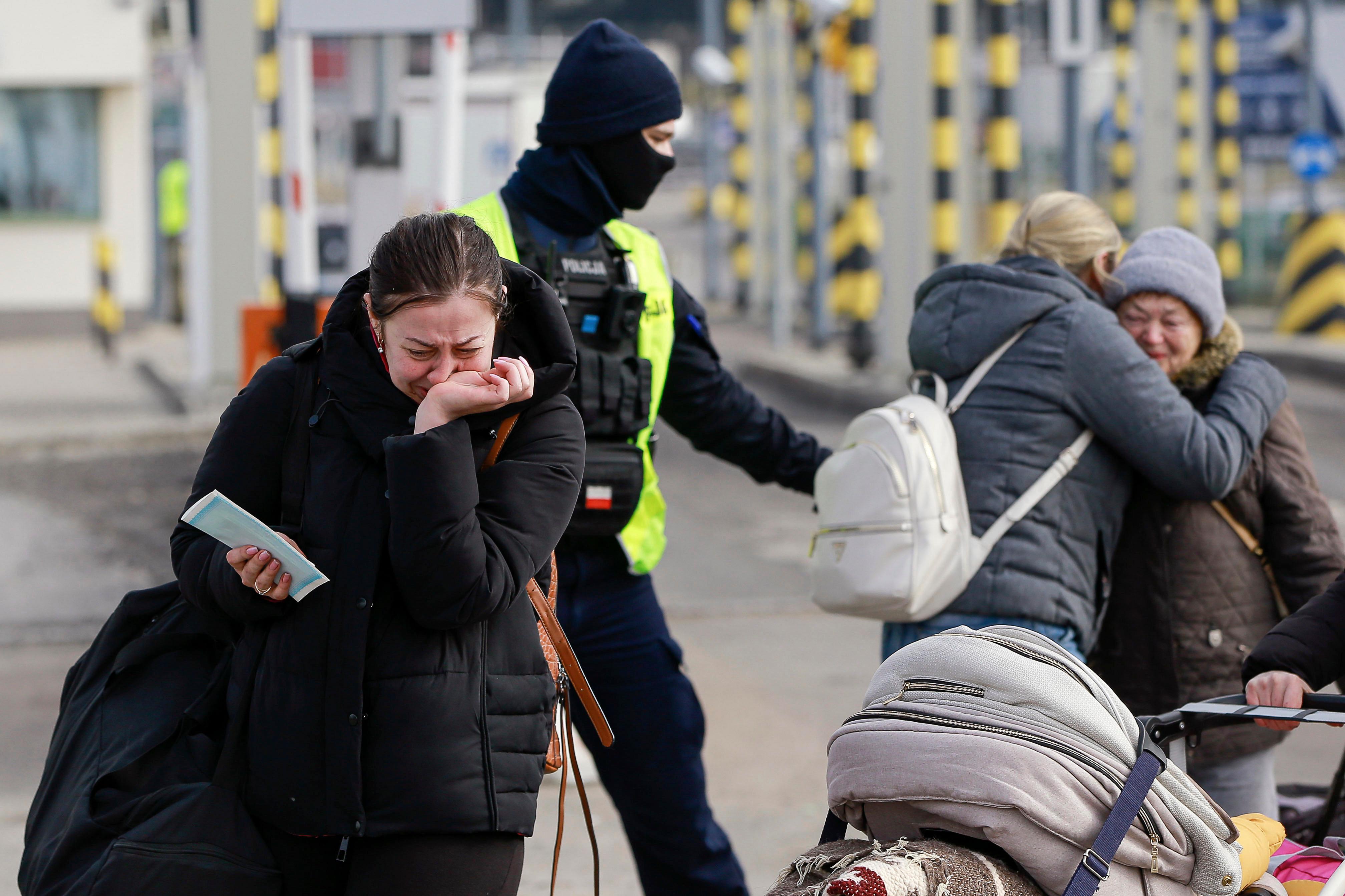 Profughi ucraini in fuga dalla guerra, appena varcata la frontiera con la Polonia (AP Photo/Visar Kryeziu)