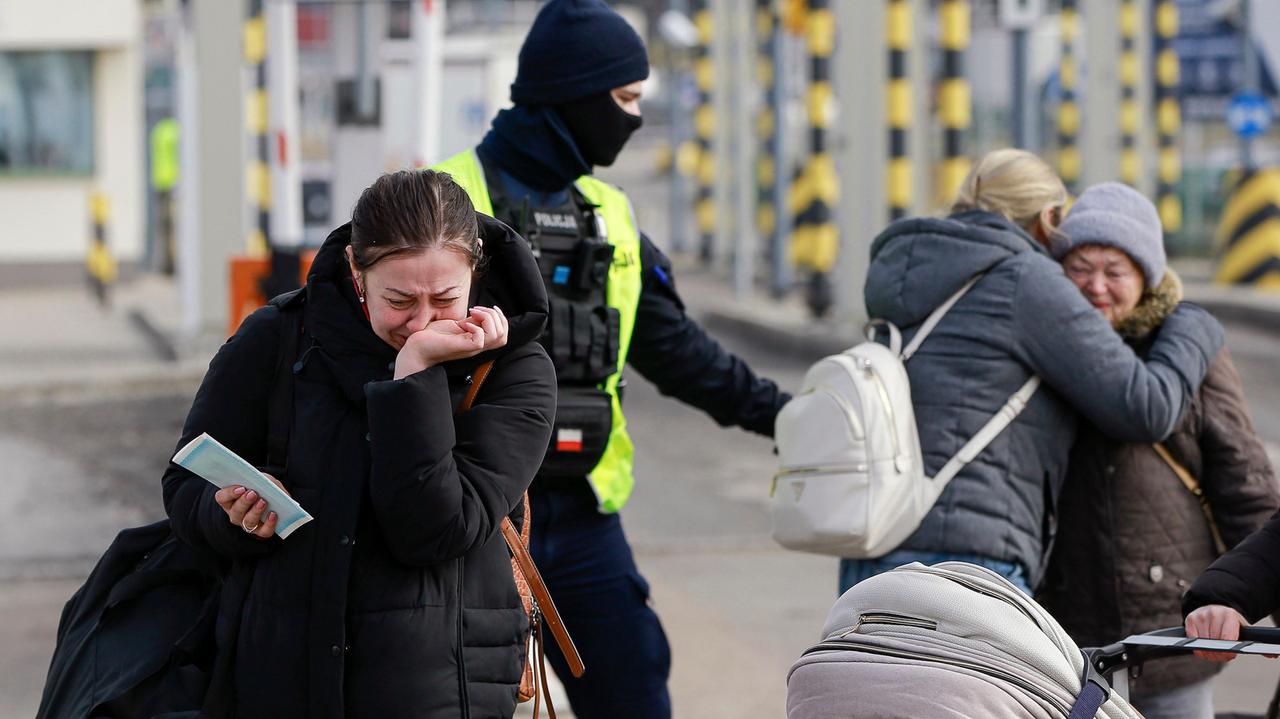 Profughi ucraini in fuga dalla guerra, appena varcata la frontiera con la Polonia (AP Photo/Visar Kryeziu)
