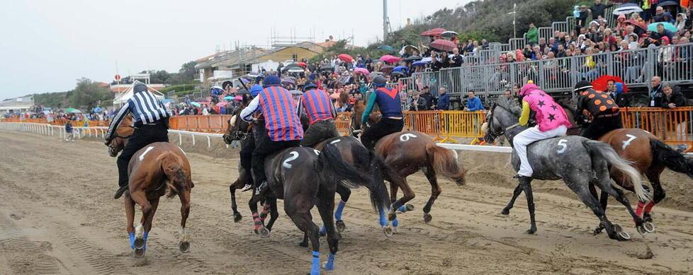 Una passata edizione del Palio della Costa etrusca sulla spiaggia di San Vincenzo