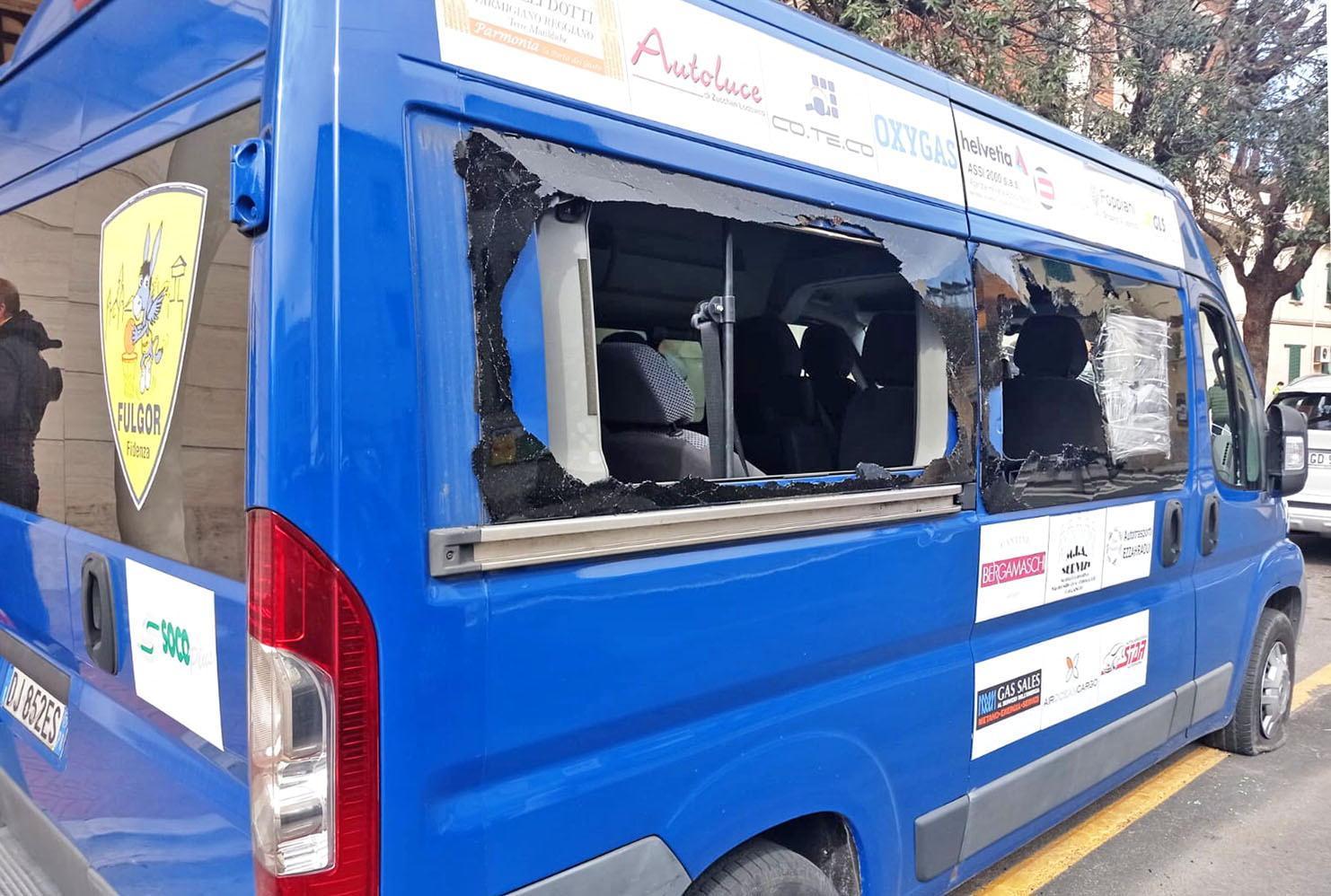 I vetri rotti del bus del Fidenza basket  (Foto Paolo Barlettani)