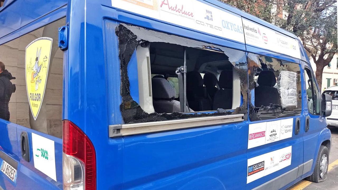 I vetri rotti del bus del Fidenza basket (Foto Paolo Barlettani)