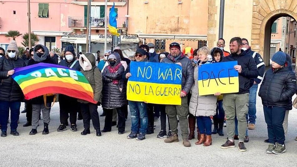 “Pace” e “No alla guerra”: alcuni degli striscioni della manifestazione (Foto Gio’ Di Stefano)