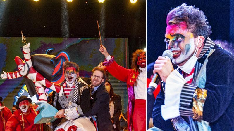 Il trionfo di Daniele Chicca, a destra mentre interpreta la canzone con cui ha vinto il Festival di Burlamacco (Foto Paglianti)