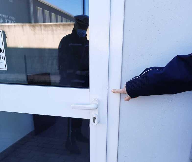 Mirandola, tentano colpo negli uffici del Comune poi rubano un camion 