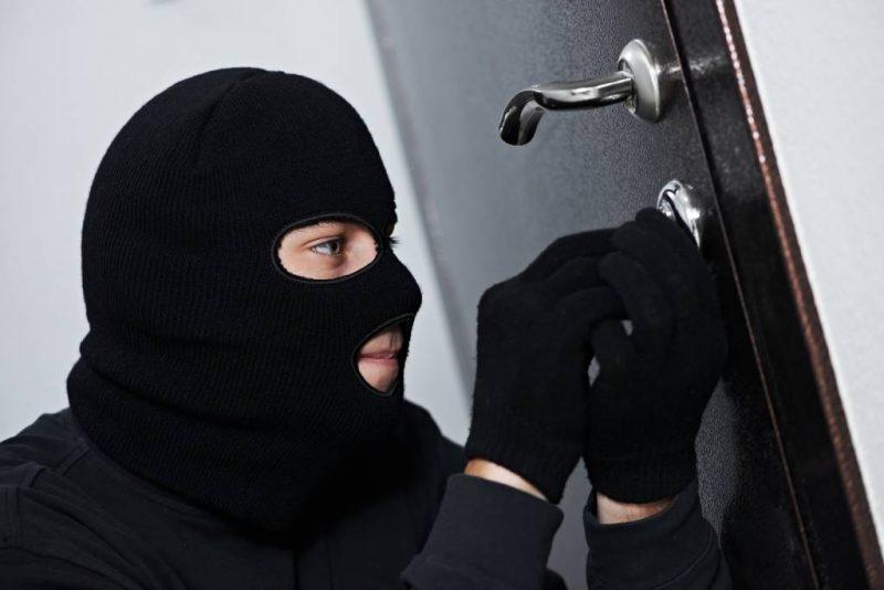 Sassuolo, aprono la cassaforte e rubano alcune pistole