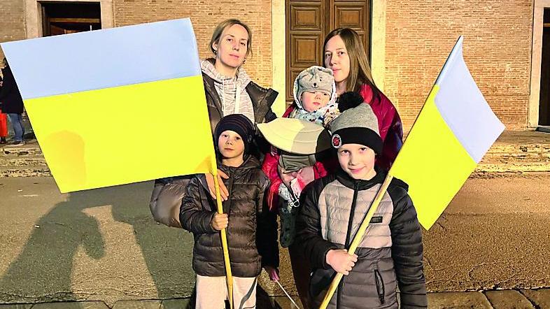 Le sorelle Iryna e Halyna con i loro figli in piazza a Certaldo