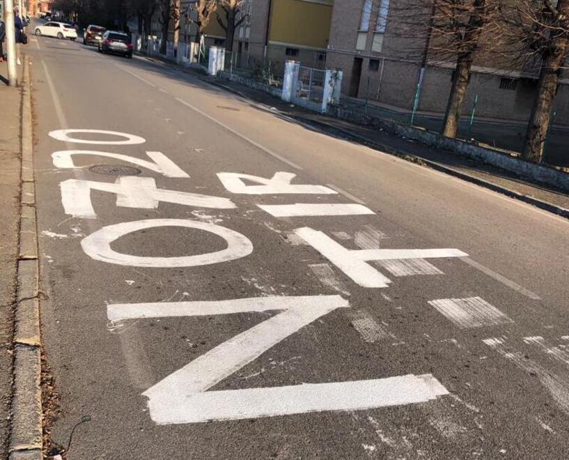 Polo Conad. Scritte davanti alla scuola della figlia di Muzzarelli: «Non mi lascio intimidire». L'autore ammette: "Sono stato io, abito lì"